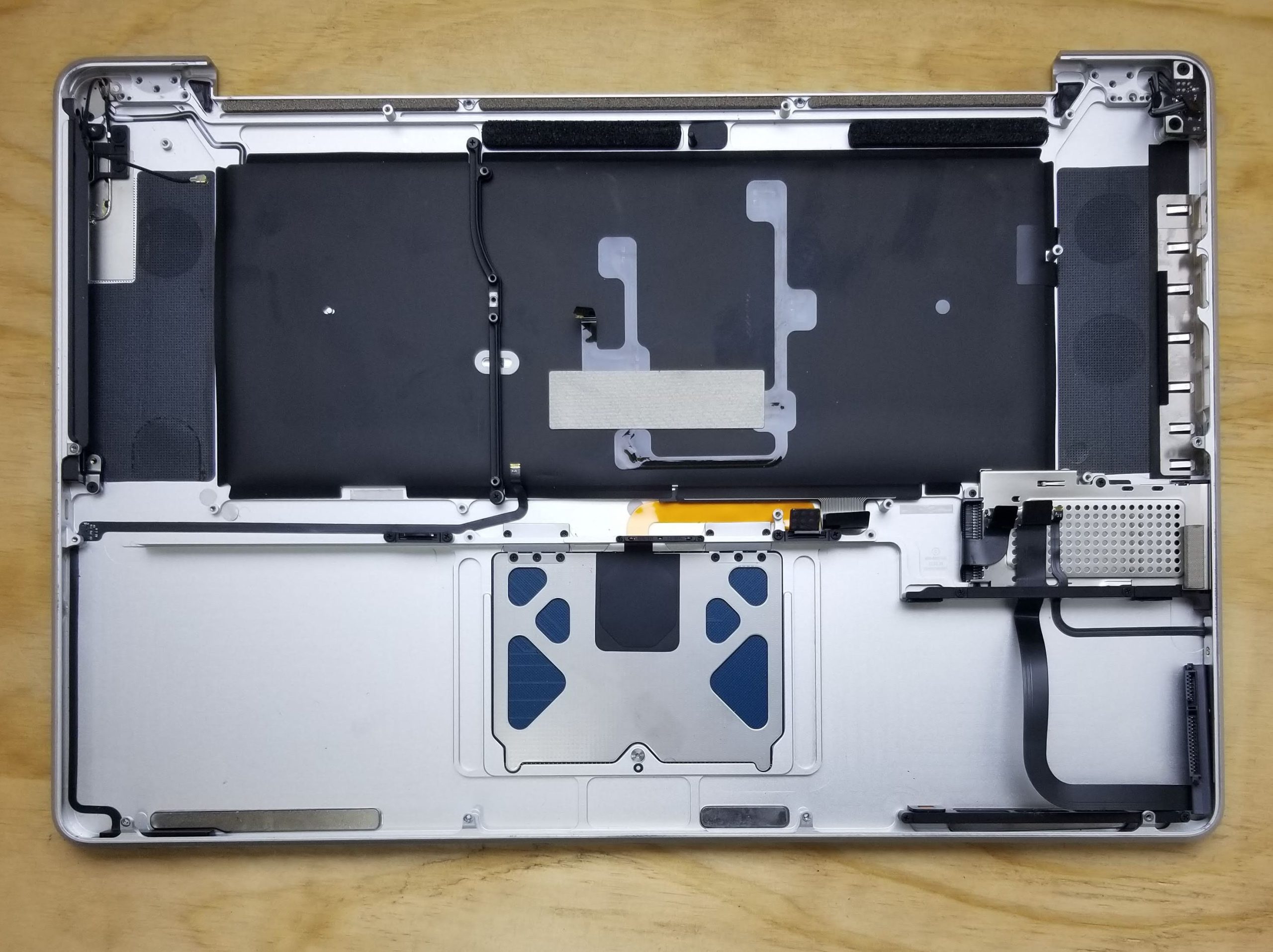A MacBook Pro 17 A1297 2011 OEM Top Case w/Keyboard Trackpad Bottom Cover 069-6057 - Image 2