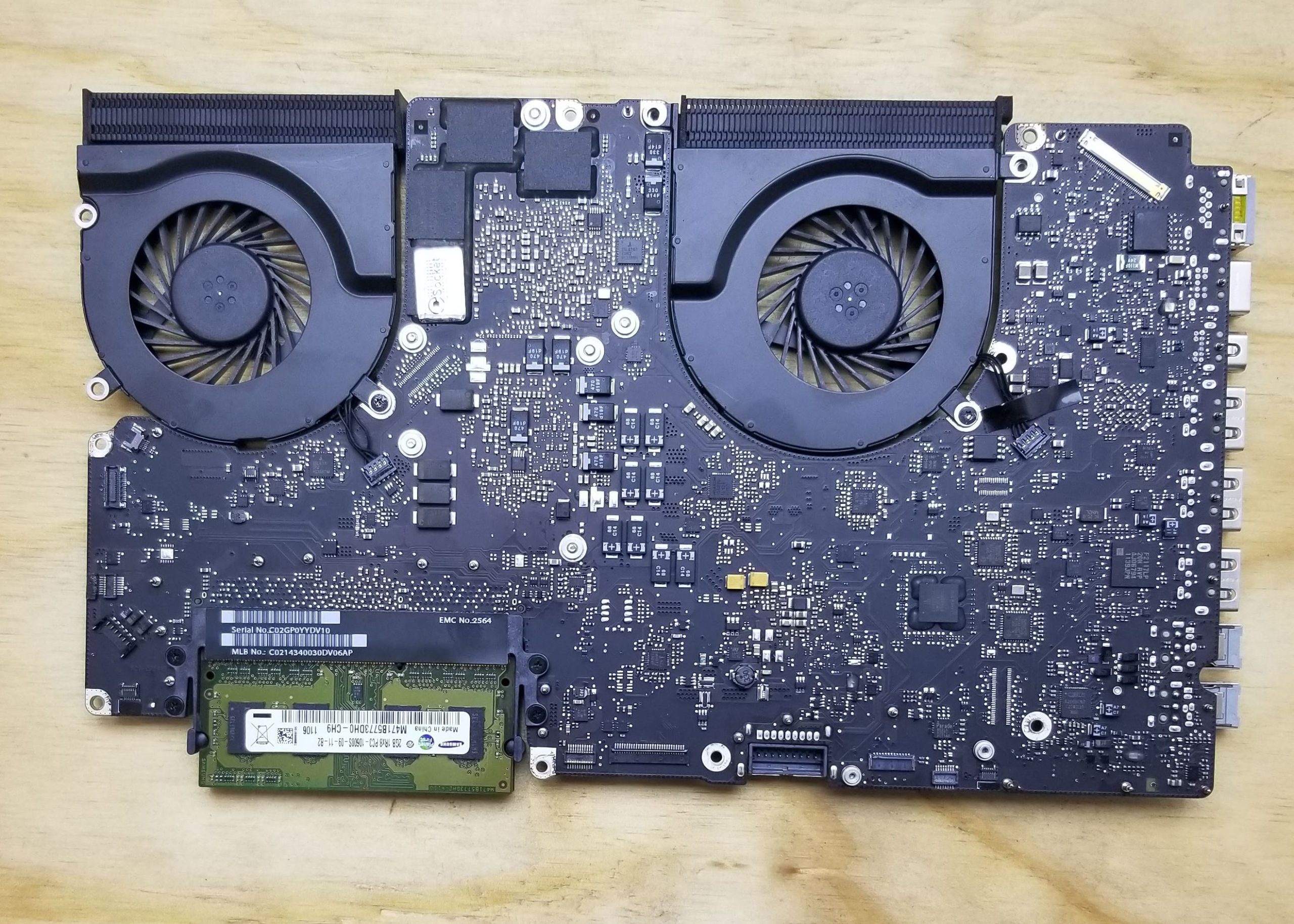 MacBook Pro 17 A1297 2011 i7 2.4GHz Logic Board GPU 6770M 1GB 820-2914-B TESTED - Image 2