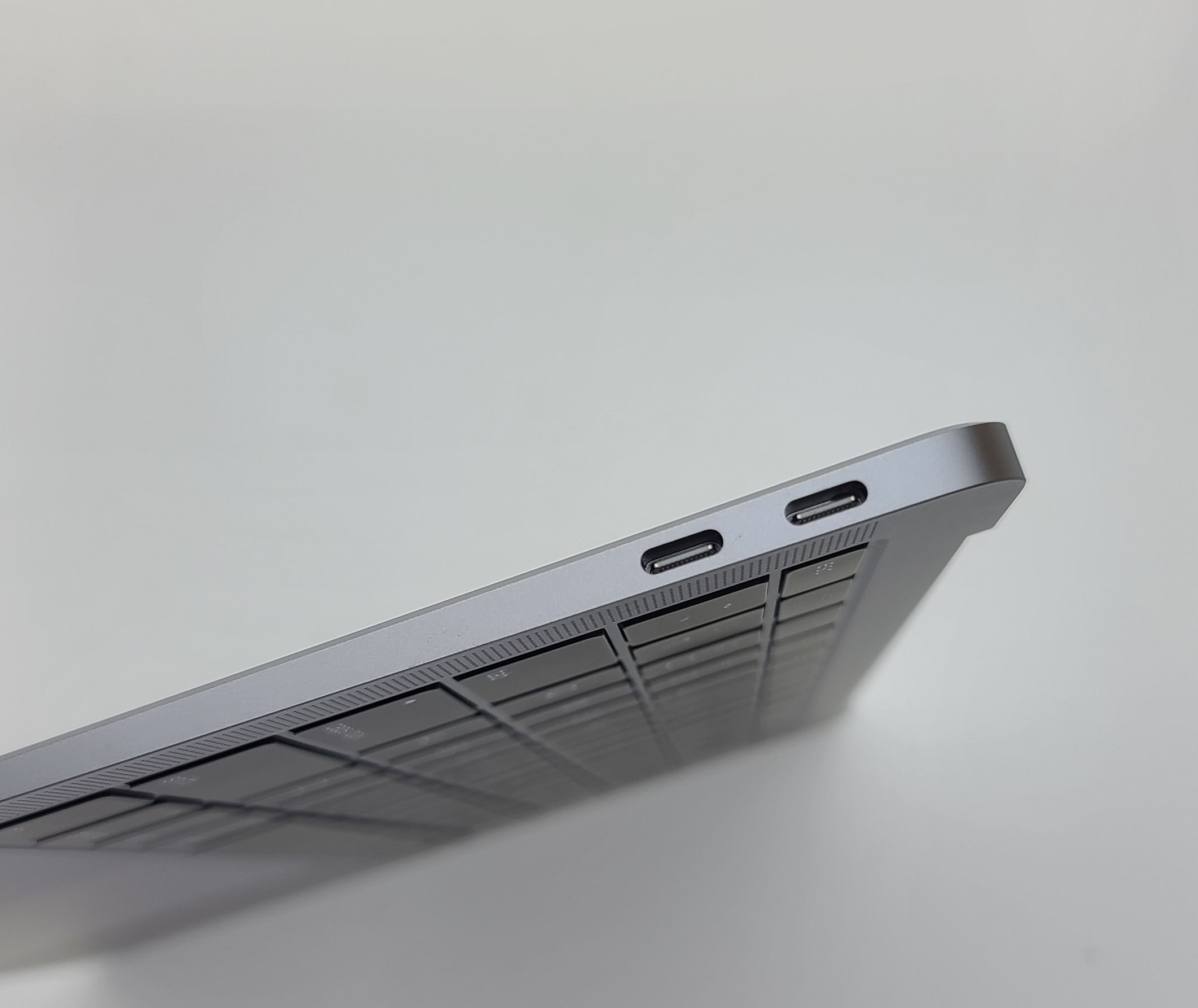 GRD B+ MacBook Air 13” A1932 Gray Top Case Keyboard Touchpad, Battery is dead - Image 4